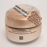 کرم دور چشم شیسیدو با بافت کرم سبک و جذب سریع