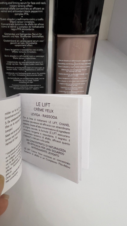 سرم بازسازی عمیق پوست ترکیباتی از عصارهٔ نارگیل DE Chanel 1•N تمرکز بر بازسازی وجوانسازی پوست