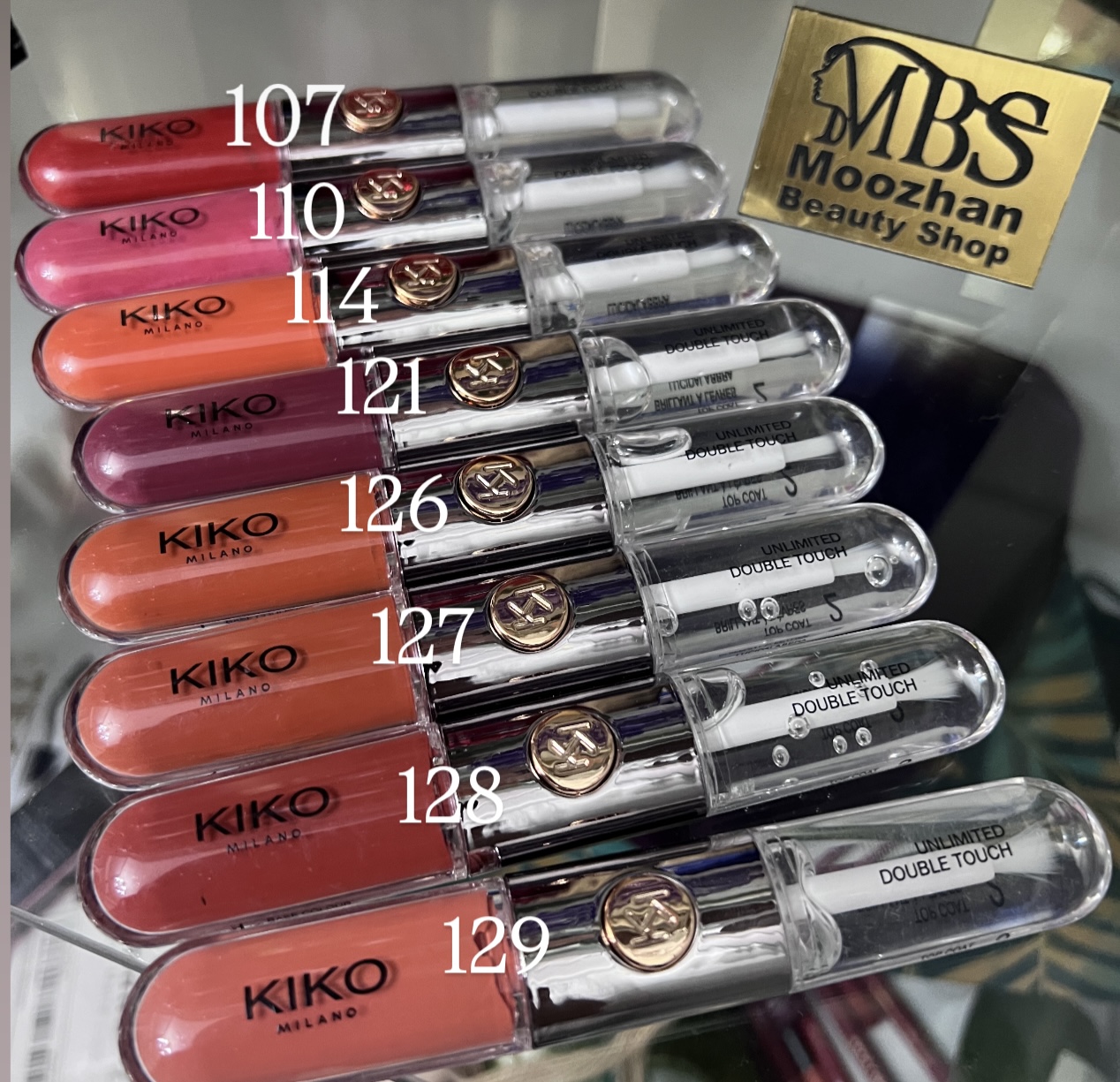 محصولات آرایشی کیکو شامل یک رژ لب و یک لیپ‌گلس قرارگرفته کنار هم