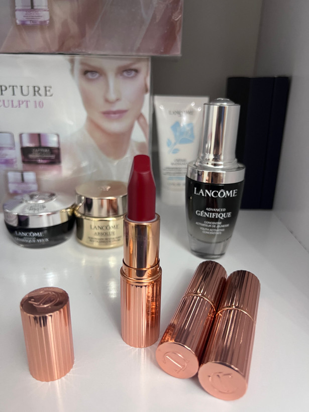 تصویر رژ لب Charlotte Tilbury Red Carpet Red مناسب آرایش کلاسیک و مجل