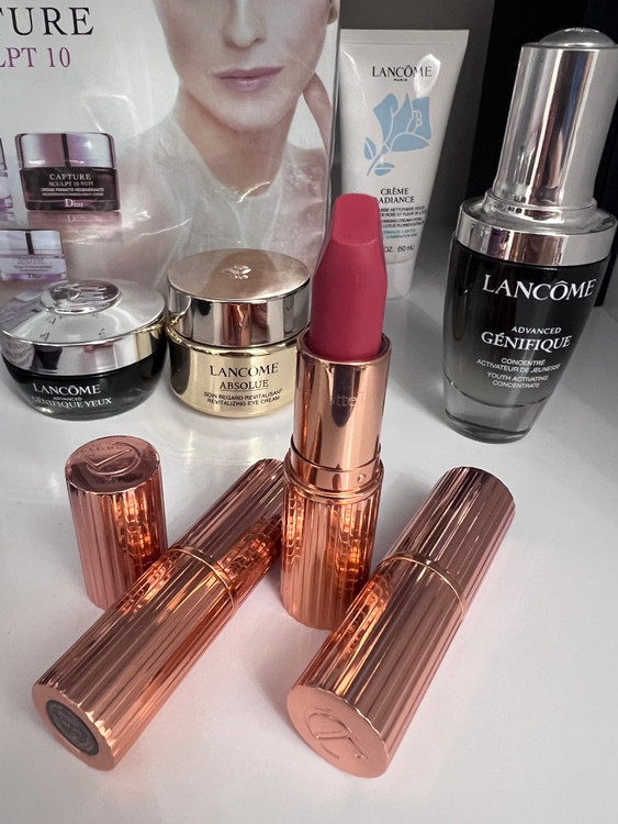 رژ لب Charlotte Tilbury Gracefully Pink با فینیش مات مخملی