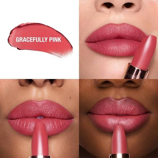 نمای نزدیک از لبها با رژ لب Charlotte Tilbury Gracefully Pink؛ رنگ صورتی مرجانی گرم با جلوه مات نرم و طبیعی